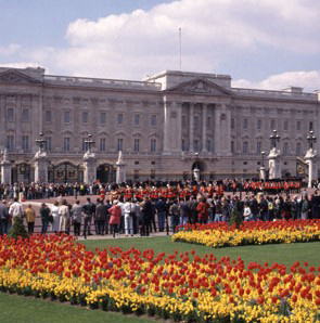 衛兵交代 Changing The Guard イギリス ロンドンバッキンガム宮殿での衛兵交代 とパレードに関する観光情報 場所取り 開催日 開催時間 アクセスなど紹介